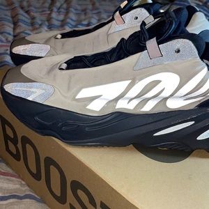 Yeezy 700 MVMN “Bone” size 11
